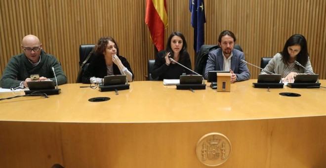 Los diputados del Grupo Parlamentario Unidos Podemos-En Comú Podem-En Marea, Chema Guijarro (i), Gloria Elizo (2i), Irene Montero (c), Pablo Iglesias (2d) y Ione Belarra (d) en el Congreso. /EFE
