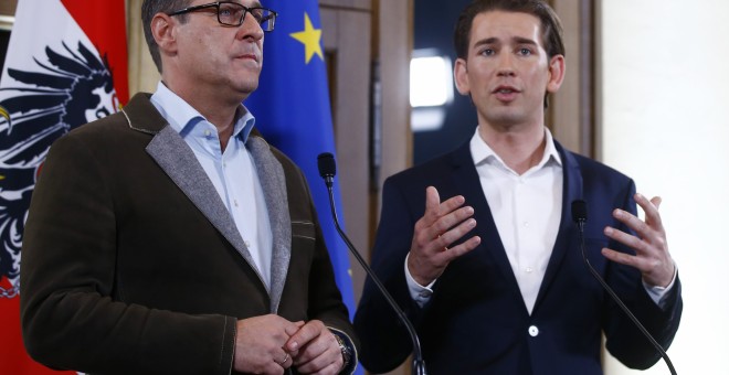 Heinz-Christian Strache, líder del partido ultranacionalista FPÖ austriaco y el conservador Sebastian Kurz, del ÖVP, sellan un pacto de Gobierno en Viena. REUTERS/Leonhard Foeger