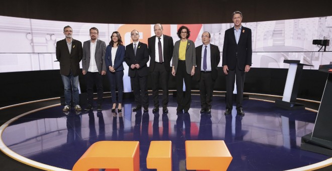 Els participants en el darrer debat televisat del 21D. D'esquerra a dreta, Carles Riera (CUP, Xavier Domènech (CeC), Inés Arrimadas (C's), Jordi Turull (JxC), el moderador, Vicent Sanchis, Marta Rovira (ERC), Miquel Iceta (PSC) i Xavier García Albiol (PP)