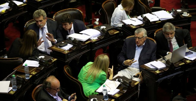 Intenso debate en el Parlamento argentino por la polémica reforma de las pensiones de Macri. REUTERS/Agustin Marcarian