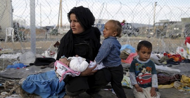 Mujer refugiada con sus hijos en Idomeni. /REUTERS
