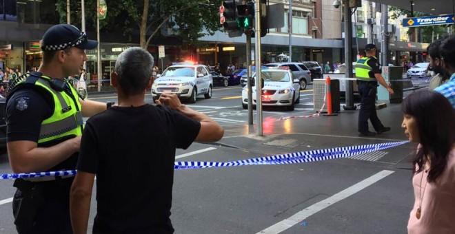 La policía australiana acordona la zona donde se ha producido el atropello. | SONALI PAUL (REUTERS)