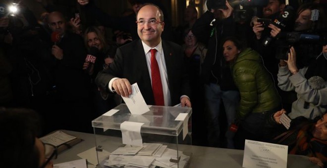 El líder del PSC Miquel Iceta, en el momento de votar en su colegio electoral de Barcelona, más de cinco millones y medio de catalanes están llamados a las urnas en esta jornada de elecciones autonómicas. EFE/Javier Etxezarreta