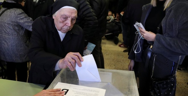 Una monja vota en su colegio electoral de Barcelona. REUTERS/Albert Gea