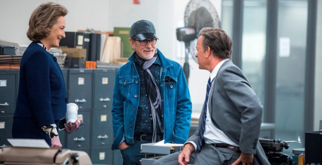 Steven Spielberg junto a Meryl Streep y Tom Hanks durante el rodaje de 'Washington Post'