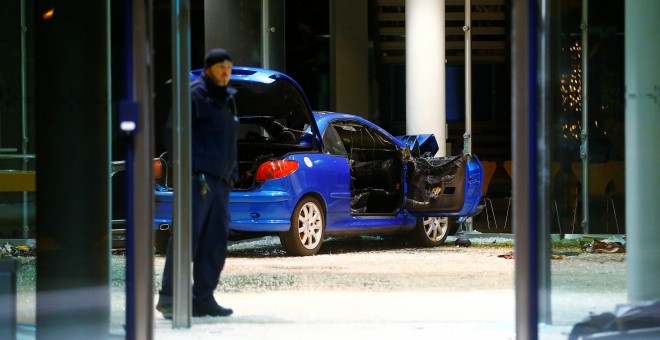 Un hombre estrella su coche contra la sede del SPD en Berlín. REUTERS/Hannibal Hanschke