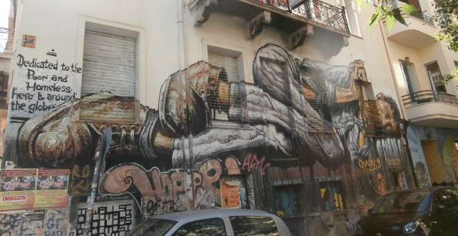 Grafitti sobre la situació dels refugiats, al barri d'Exarchia, a Atenes./Flor Ragucci.