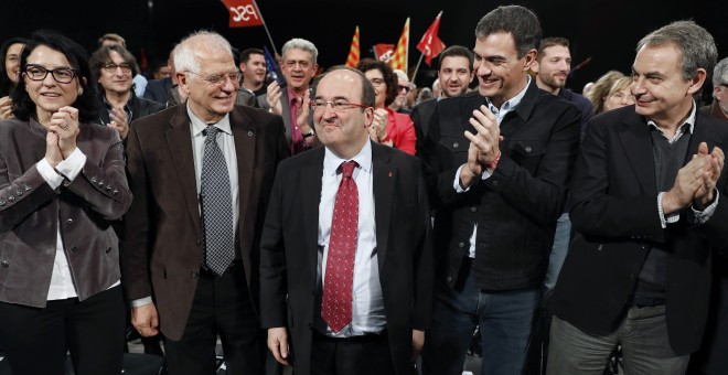 El candidato del PSC a la presidencia de la Generalitat, Miquel Iceta (c), acompañado del secretario general del PSOE, Pedro Sánchez (2d), el expresidente del Gobierno José Luis Rodríguez Zapatero (d), el expresidente del Parlamento Europeo Josep Borrell