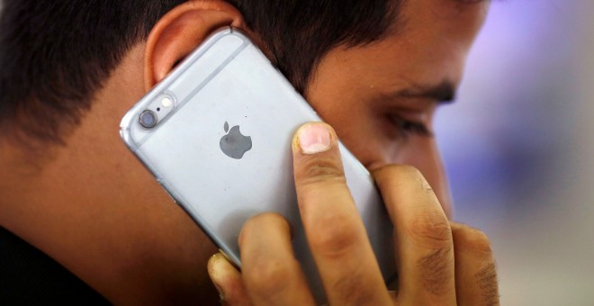 Un hombre habla con su IPhone en en ueva Delhi. REUTERS/Adnan Abidi