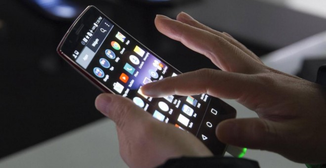 Un teléfono con sistema operativo Android.- REUTERS