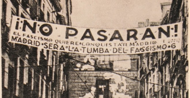 Instantánea tomada en uno de los accesos a la Plaza Mayor de Madrid durante la Guerra Civil
