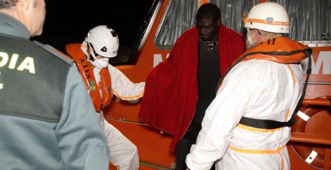 LLegada al puerto de Motrol de 32 personas de origen subsahariano, entre ellas 5 mujeres y al menos tres menores, rescatados de una patera por efectivos de Salvamento Marítimo a 58 millas al sur del cabo Sacratif, en la costa de Granada. EFE/Alba Feixas