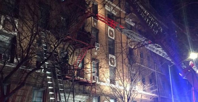 Bomberos de Nueva York trabajan en el lugar del incendio. | EFE