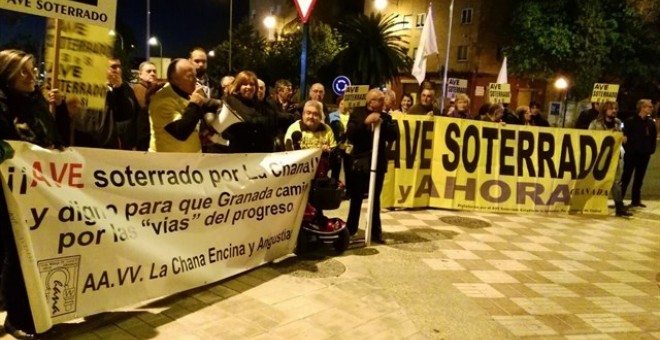 Una de las acciones de la Marea Amarilla granadina por el AVE a la capital andaluza. E.P