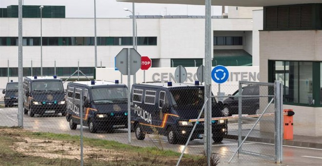 Furgones de la Policía Nacional salen del Centro de Internamiento de Extranjeros (CIE) de Archidona (Málaga). DANIEL PÉREZ | EFE