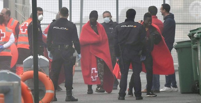 LLegada al puerto de Almería de las 32 personas, entre ellas dos mujeres, que Salvamento Marítimo ha rescatado de una patera que ha sido localizada al noreste de la isla de Alborán. EFE / Carlos Barba