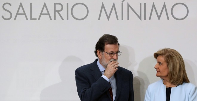 El presidente del Gobierno, Mariano Rajoy, y la ministra de Empleo y Seguridad Social, Fátima Báñez, durante la firma del acuerdo para la subida del SMI. EFE/Ballesteros