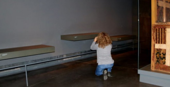 Una dona fotografia les lleixes del Museu de LLeida on eren les obres de Sixena. / Museu de Lleida.