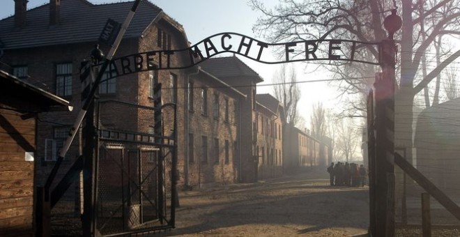 Imagen de archivo de la entrada del campo de exterminio nazi de Auschwitz. EFE