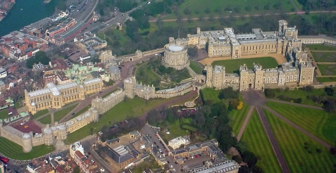 El castillo de Windsor, con la localidad homónima, a la izquierda.