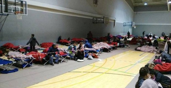 Los 1.400 rescatados por el temporal en Navarra pasaron la noche en un albergue, un polideportivo (en la imagen) y un frontón de Alsasua. Foto: Bomberos de Navarra