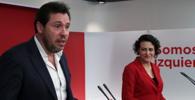 El portavoz de la Ejecutiva Federal del PSOE, Óscar Puente, y la secretaria de Seguridad Social y Pacto de Toledo del PSOE, Magdalena Valerio, durante la rueda de prensa tras la reunión de la Ejecutiva Federal del partido, en la sede de Ferraz, en Madrid.