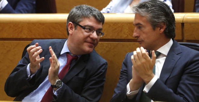 El ministro de Energía, Álvaro Nadal, junto al ministro de Fomento, Íñigo de la Serna, en el Senado. EFE