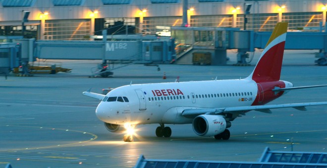 Un aparato de la aerolinea Iberia, en el aeropuerto de  Munich. REUTERS/Michaela Rehle