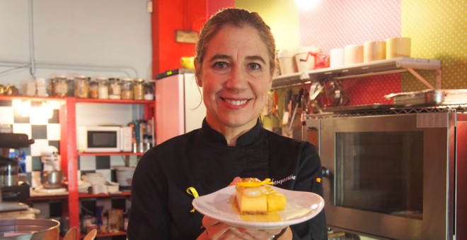 La xef Ada Parellada, amb una de les seves creacions de color groc per al sopar pels presos al restaurant Semproniana. / Queralt Castillo