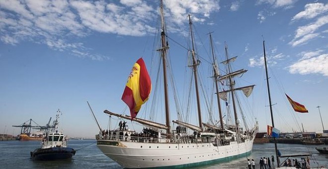 El buque escuela de la Armada Juan Sebastián Elcano zarpando de Cádiz. / EFE