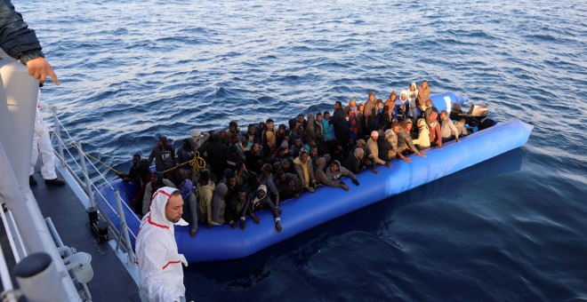 Rescate de una embarcación cargada de personas migrantes por aprte de la Guardia Costera libia.- REUTERS/Hani Amara
