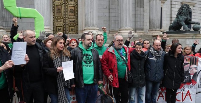 La Plataforma de Afectados por la Hipoteca registra en el Congreso de los Diputados una propuesta de ley de la vivienda junto a Unidos Podemos-En Comú Podem En Marea, ERC, PDECat, Compromís y EH Bildu.- EFE/ Zipi