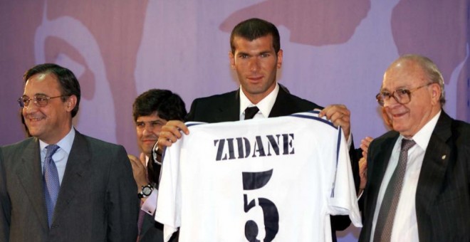 Zinedine Zidane, el dia de la seva presentació com a jugador del Reial Madrid, el 2001. / EFE