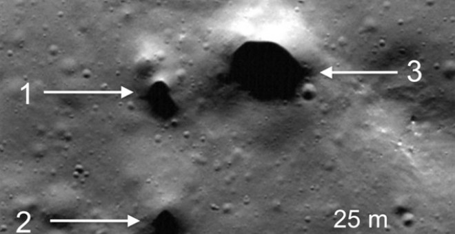 Imágenes de la sonda Lunar Reconnaissance Orbiter que muestra algunos de los hoyos recién descubiertos  en el polo norte de la Luna. NASA/LUNAR RECONNAISSANCE ORBITER/SETI INSTITUTE