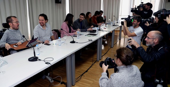 El secretario general de Podemos, Pablo Iglesias, charla con el secretario de Organización del partido, Pablo Echenique, antes del inicio del Consejo Ciudadano Estatal. EFE/ J.J.Guillen