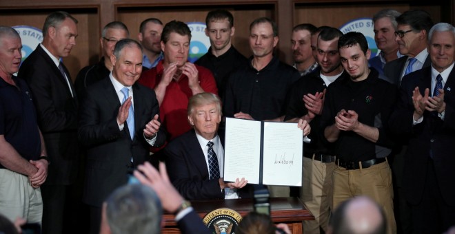 El presidente estadounidense Donald Trump sostiene la orden ejecutiva sobre independencia energética, que elimina la regulación sobre cambio climático de la era Obama, durante una ceremonia en la sede de la Agencia de Protección Ambiental (EPA) en Washing