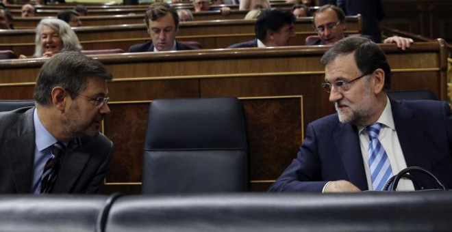 El presidente del Gobierno, Mariano Rajoy y el ministro de Justicia, Rafael Catalá, durante el pleno del Congreso de los Diputados.- EFE