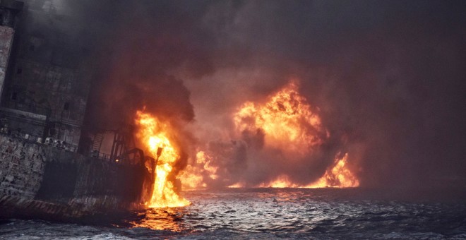 El petrolero 'Sanchi' arde en el Mar de la China Oriental.- REUTERS