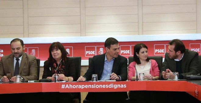 Pedro Sánchez rodeado de sus principales colaboradores durante la reunión de la Ejecutiva Federal del PSOE. ZIPI | EFE