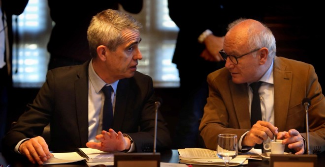 Los letrados de la cámara Xavier Muro (i) y Antoni Bayona (d), durante la última reunión de la Mesa de la Diputación permanente del Parlament, un día antes de que la cámara catalana surgida de las elecciones del 21-D celebre su sesión constitutiva. EFE/To