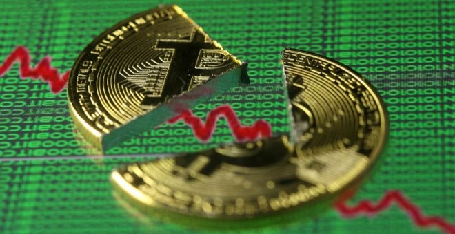 Un bitcoin roto. | DADO RUVIC (REUTERS)