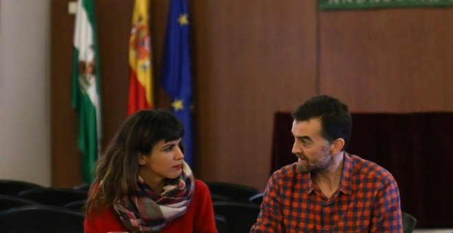 La líder de Podemos en Andalucía, Teresa Rodríguez, y el de IU-A, Antonio Maíllo, durante una reunión. E.P.
