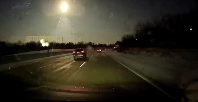 Imagen captada por un conductor de la caída de un meteorito en Michigan (EEUU).