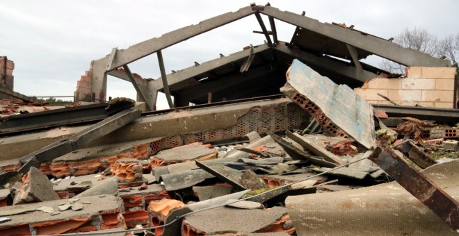 Granja destrossada pel tornado del passat 7 de gener a Terrades (Alt Empordà). / Jordi Altesa.