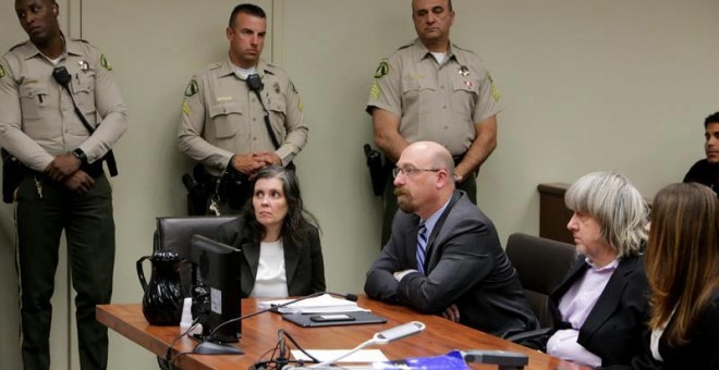 Louise Turpin (izquierda), un abogado y David Turpin (segundo por la derecha) asisten a la lectura de cargos en un tribunal de la ciudad de Riverside. | FREDRICK J. (EFE)