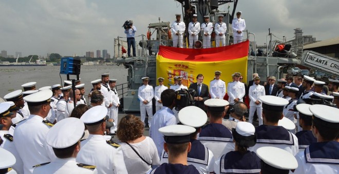 El Presidente del Gobierno, Mariano Rajoy, visita el patrullero de altura 'Infanta Cristina' durante su despliegue africano, el pasado mes de diciembre. ARMADA