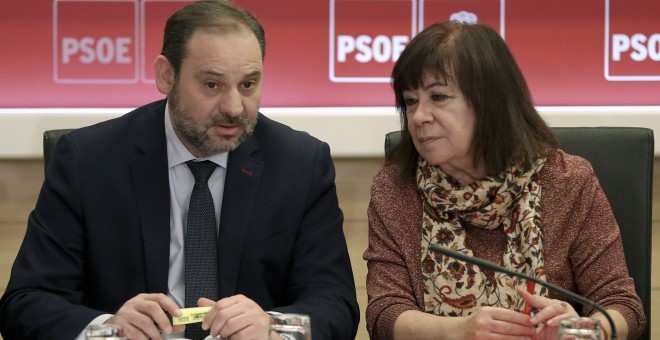 El secretario del área de Organización del PSOE, José Luis Ábalos Meco, y la presidenta de la formación socialista, Cristina Narbona, durante la reunión de la Permanente del PSOE, celebrada en la sede de Ferraz. EFE/ Ballesteros