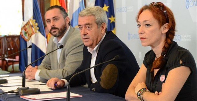 El consejero de Cooperación Municipal y Vivienda del Cabildo de Tenerife, Aurelio Abreu (centro) junto a Inma Évora durante la presentación del Consejo Insular de la Vivienda, en 2015.- EUROPA PRESS