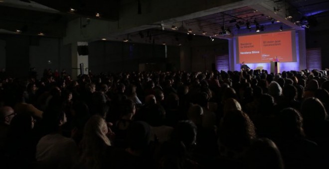 L'auditori del CCCB, ple de gom a gom en la conferència de Vandana Shiva. / CCCB