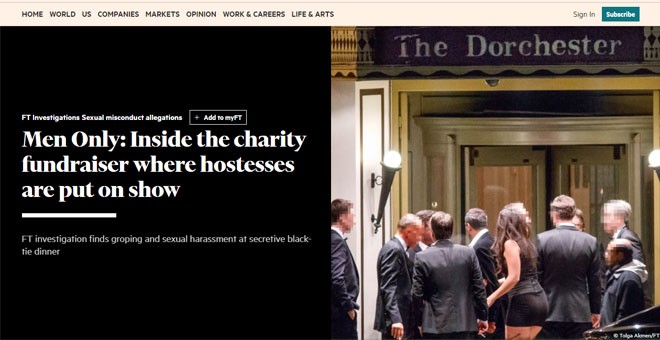 Captura del reportaje del 'Financial Times' en la que se puede ver a una de las jóvenes contratadas junto a varios invitados en la puerta del hotel donde se celebró la gala.